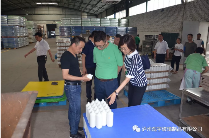 泸州玻璃酒瓶样式.png 泸州玻璃酒瓶样式.png